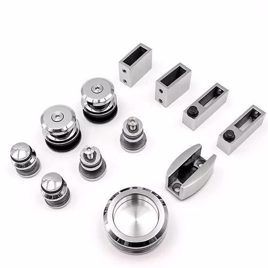 흑인 여성은 욕실에 대한 황동 Shattaf 샤워 휴대용 비데 스프레이 건 세트를 사용합니다